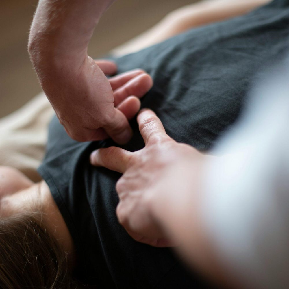 Chiropraktiker Metin Sisik bei einer sanften manuellen Justierung der Halswirbelsäule zur Lösung von Blockaden in der Chiropraxis Ulm.